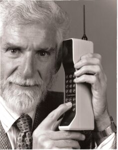 Mobiltelefon (erster Anruf) – Martin Cooper, Motorola, USA
